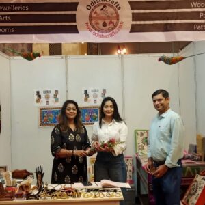 Odia Actress Anu Choudhury Applauds Odishicrafts at Kalinga Literary Festival 2025